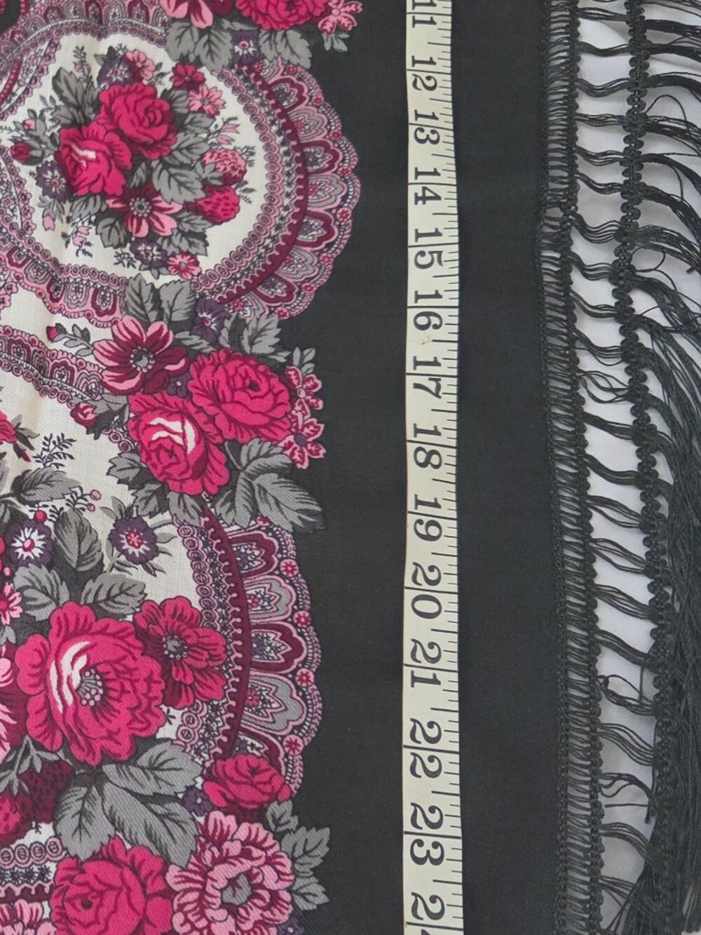 Vintage Dark Green Wool Rose Scarf/Wrap with hand-knotted fringe from Germany - Picture 9 of 10